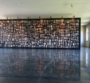 Blick auf eine Gedenktafel in einer Gedenkstätte