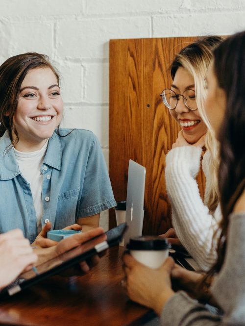 Eine Gruppe junger Menschen