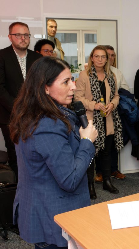 Daniela Cavallo spricht zur Eröffnung des neuen Geschäftsstelle.