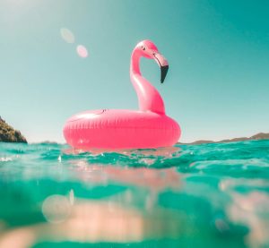 Ein rosa Flamingo Schwimmring schwimmt im Meer