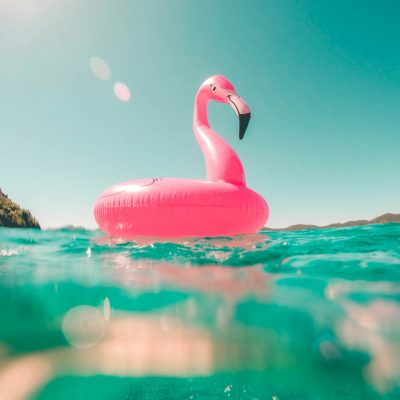 Ein rosa Flamingo Schwimmring schwimmt im Meer